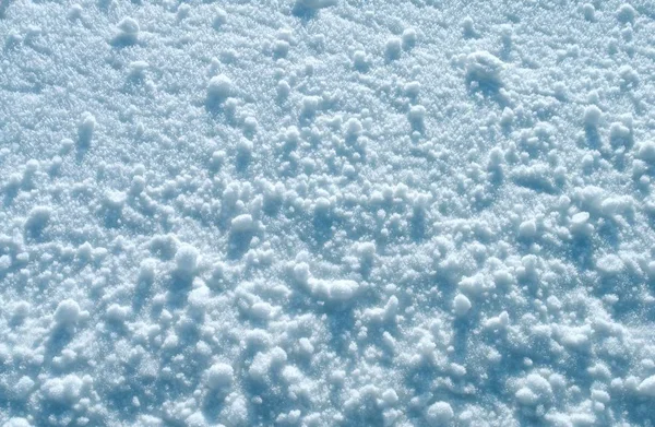 Kleine Schneebälle Auf Einer Ebenen Schneeoberfläche — Stockfoto