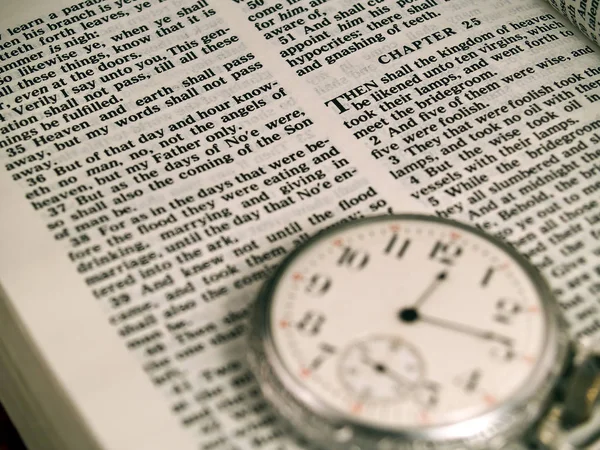 Bibbia Aprì Matteo Con Orologio Tasca Tono Colore Caldo Nessuno — Foto Stock