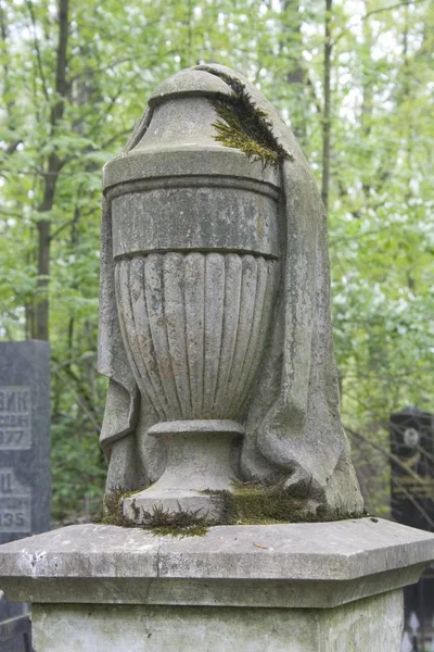 Una Lápida Cubierta Musgo Antiguo Cementerio Judío — Foto de Stock