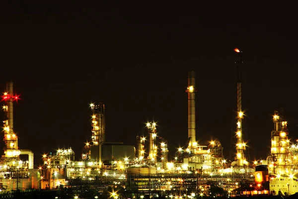 Fabrikgelände Der Ölraffinerie Der Dämmerung — Stockfoto