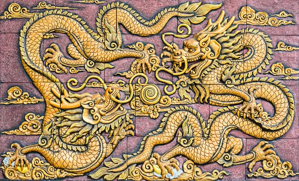 Dos Dragones Oro Estilo Chino Luchando Como Arte Producto Masa —  Fotos de Stock