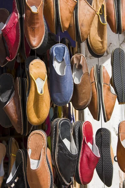 Zapatos Colgando Fuera Una Tienda Marrakech — Foto de Stock