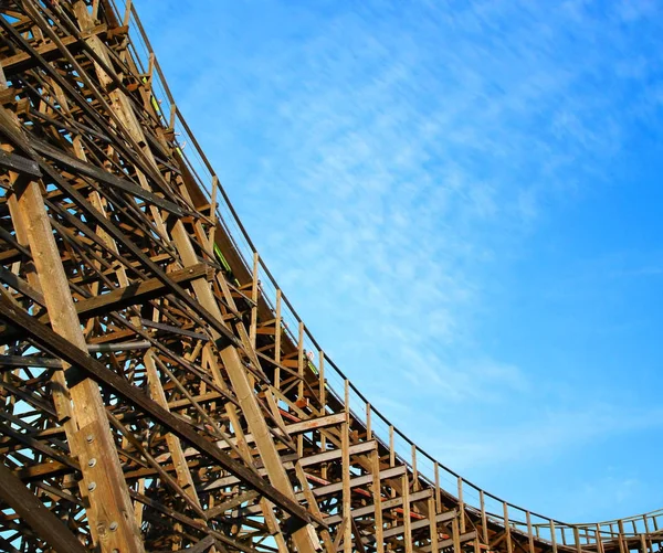 Eğlence Parkında Güzel Bir Günde Eski Dev Ahşap Roller Coaster — Stok fotoğraf
