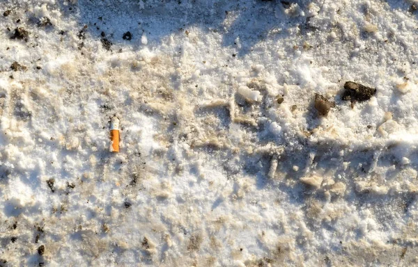 Winter Schnee Pfad Nahaufnahme Hintergrund Und Zigarettenstummel Auf Den Boden — Stockfoto
