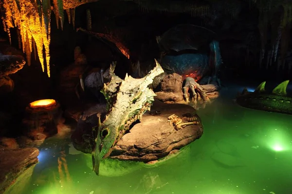 在与绿水洞里睡着了的龙 — 图库照片