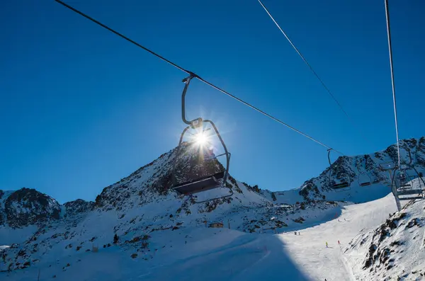 Skifahren Und Snowboarden Auf Den Schneebedeckten Hängen Des Präparierten Skigebiets — Stockfoto