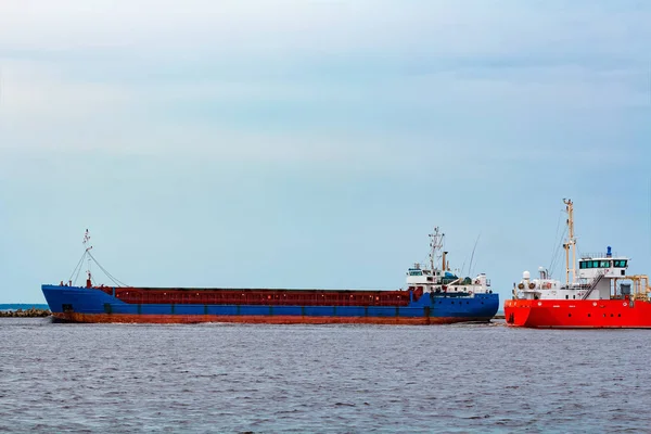 商品进口 大型蓝色货船迁往里加港 — 图库照片