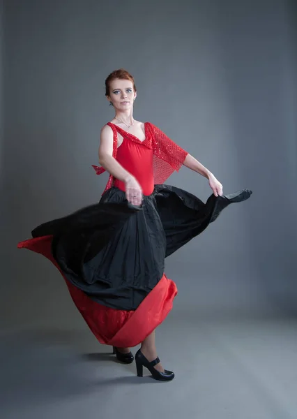 Flamenco Danser Swinging Rok Een Grijze Achtergrond — Stockfoto