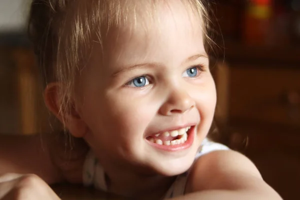 Красивая Маленькая Девочка Счастливо Улыбается Крупным Планом — стоковое фото