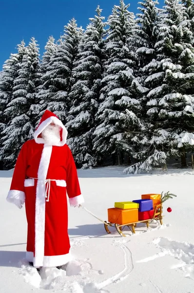 Noel Baba Bir Kızak Üzerinde Renkli Hediyeler Ile Baba Noel — Stok fotoğraf
