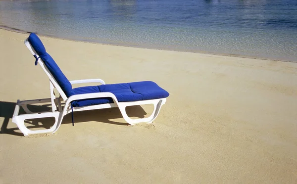 Uma Cadeira Praia Deserta Romântica Ilha Grande Exuma Nas Bahamas — Fotografia de Stock