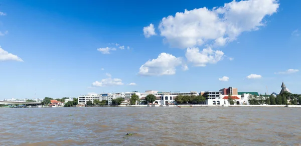 Thammasat Universitetar Nära River Cloud Och Himlen Dagtid — Stockfoto