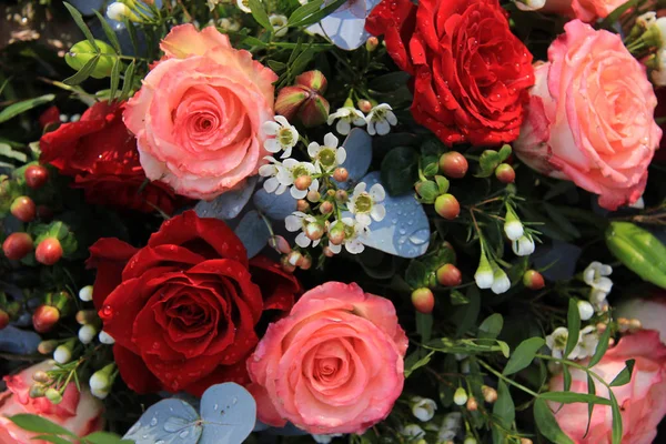 Arreglo Floral Con Rosas Rosadas Rojas Grandes — Foto de Stock