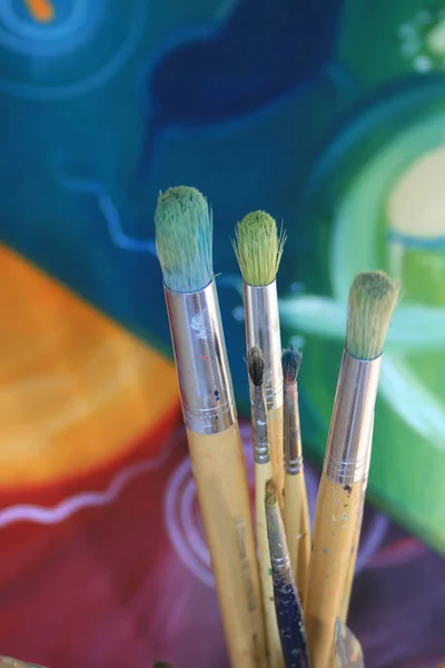Detalle Cerca Conjunto Pinceles Artista Con Enfoque Suave Pintura Coloreada — Foto de Stock