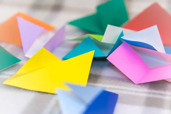 Véletlenszerűen Szétszórt Kis Origami Papír Asztalra — Stock Fotó