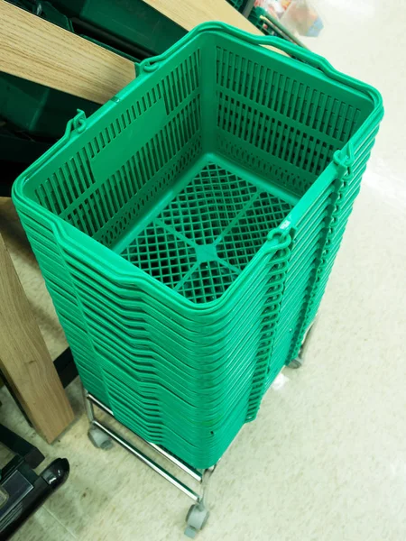 Esto Canastas Verdes Supermercado —  Fotos de Stock