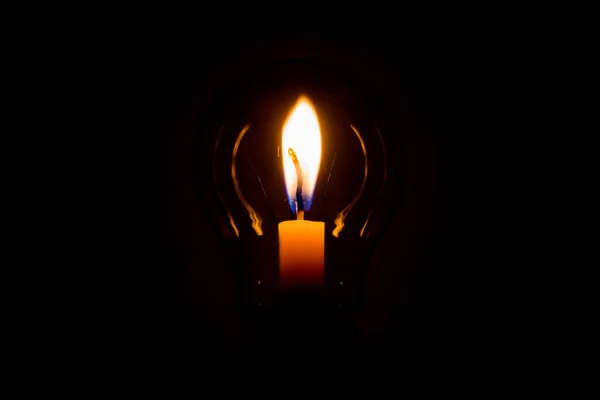 蜡烛和灯 在黑暗的背景上 — 图库照片