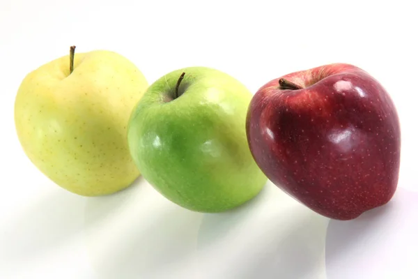 三苹果黄 红隔离饮食健康食品和农业理念 — 图库照片