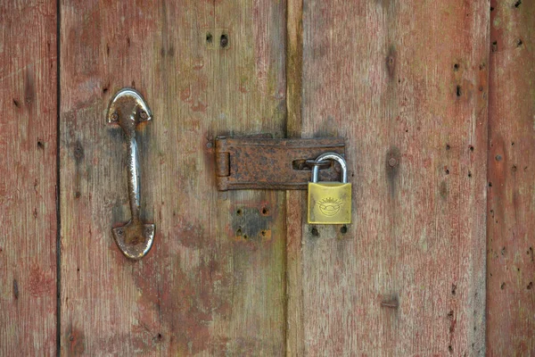 ドアとタイの古いキー — ストック写真
