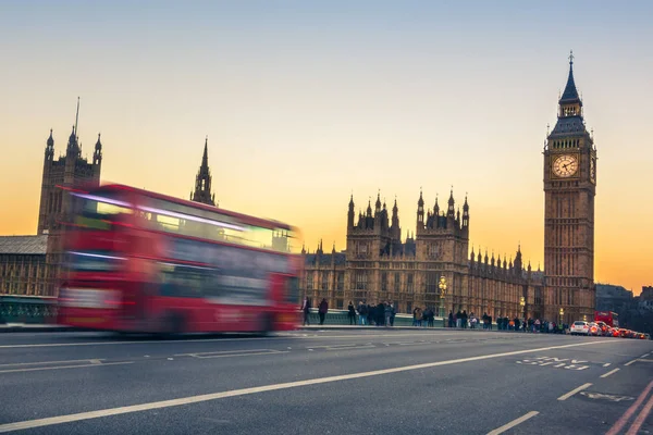 Een Rode Bus Die Westminster Bridge Met Big Ben Achtergrond — Stockfoto