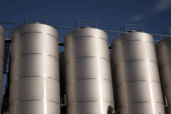 大型ビール製造工場 大規模な酪農場である可能性があります — ストック写真
