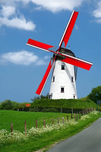 オランダの田園地帯に赤いベーンが付いた伝統的な風車 — ストック写真