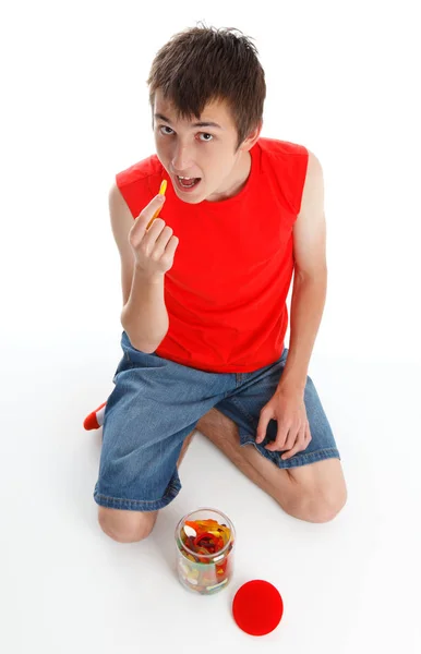 Een Jongen Plaatsings Vloer Het Eten Van Zachte Zoetwaren Gele — Stockfoto