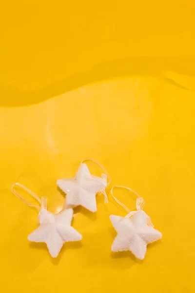 休日のシリーズ 黄色の背景にホワイト クリスマス Strar — ストック写真
