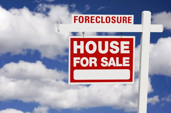 Foreclosure Huis Koop Onroerend Goed Teken Wolken — Stockfoto