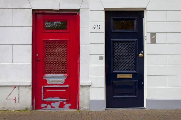 Mavi Kırmızı Kapı Kontrastı — Stok fotoğraf