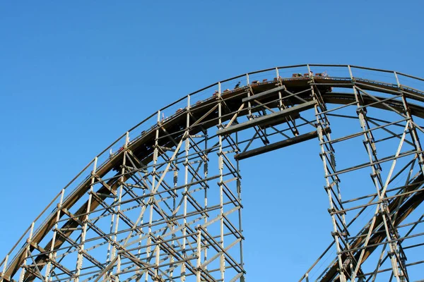 Una Montaña Rusa Madera Contra Cielo Azul —  Fotos de Stock