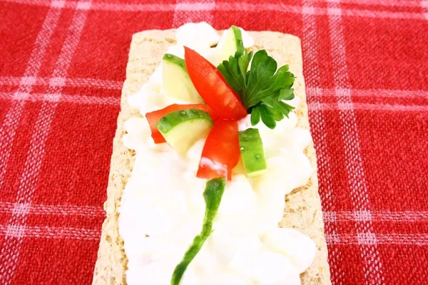 Ένα Υγιεινό Σάντουιτς Πράσινο Ντομάτας Και Κόκκινα Λαχανικά — Φωτογραφία Αρχείου