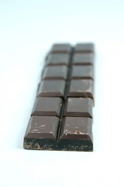 Chocolate Escuro Isolado Contra Fundo Azul — Fotografia de Stock