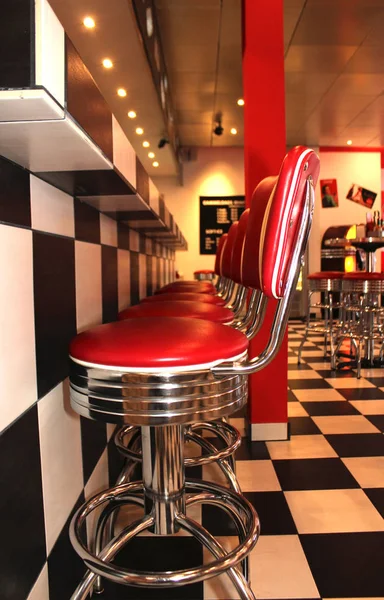 食堂の赤い椅子の列 — ストック写真