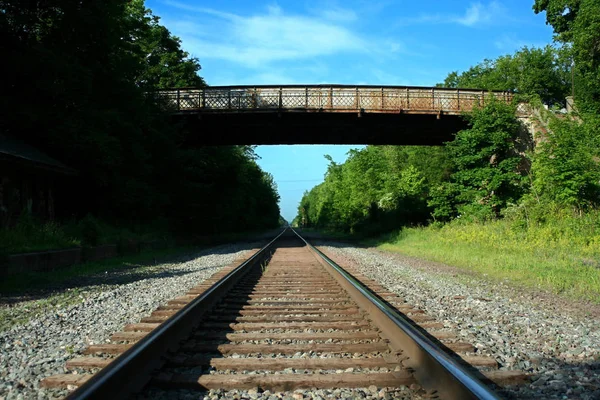 Mirando Por Las Vías Del Ferrocarril Con Puente Cielo — Foto de Stock