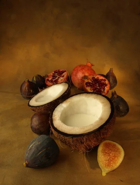 Coconut Pomegranates Figs Open Showing Its Interior — Stock Photo, Image