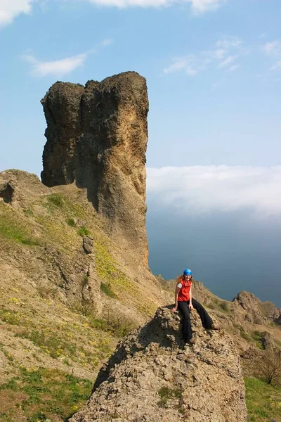 Mädchen Sitzt Allein Auf Dem Felsen Den Bergen — Stockfoto
