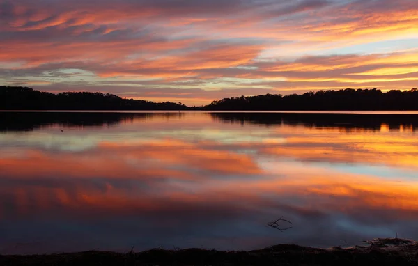 Spectacular Nuvem Reflexões Sobre Lagos Narrabeen Nascer Sol — Fotografia de Stock