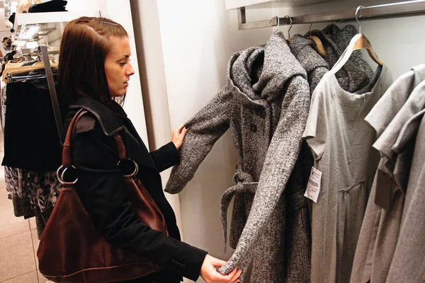 Mujer Comprando Ropa Tienda — Foto de Stock