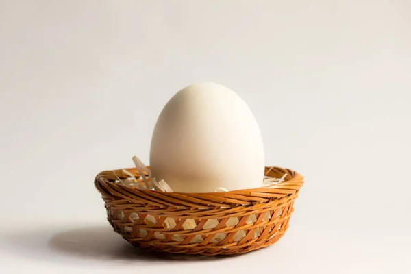 Huevo Canasta Mimbre Sobre Fondo Blanco Huevos Pato Canastas —  Fotos de Stock