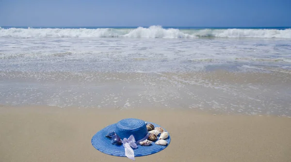蓝色女人的夏帽 在海边的沙上戴贝壳 — 图库照片