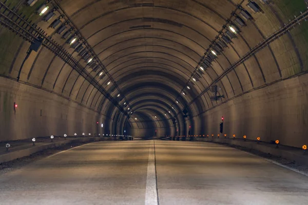 Tunnel Road Con Autopista Dos Carriles — Foto de Stock