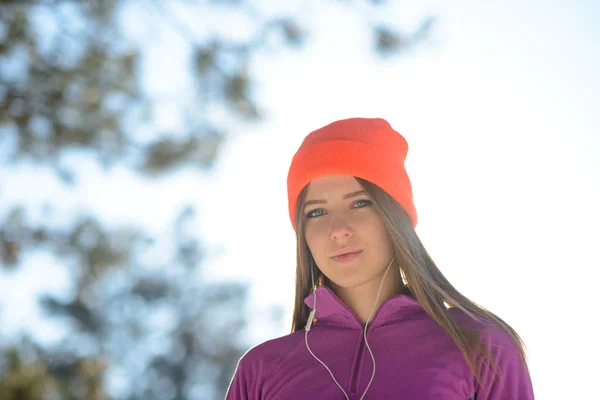 Молода Жінка Бігун Красивому Зимовому Лісі Сонячний Морозний День Концепція — стокове фото