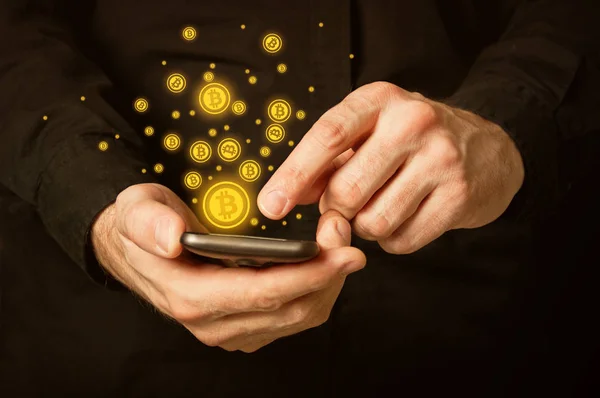 Mano Che Tiene Smartphone Cellulare Con Simbolo Valuta Bitcoin — Foto Stock