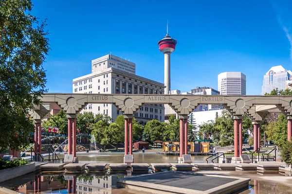 Olympic Plaza Och Calgary Tower Calgary Turistattraktion Med Dramatiska Roterande — Stockfoto