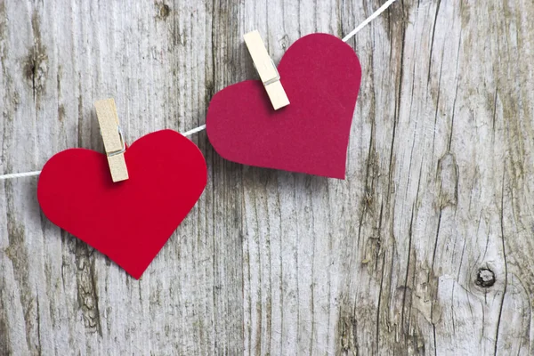 Dos Corazones Colgando Línea Contra Vieja Pared Madera Grano — Foto de Stock