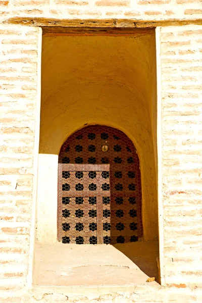 在摩洛哥非洲和老建筑沃尔玛砖历史窗口 — 图库照片