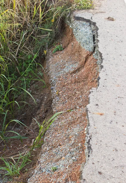 Estrada Rachadura Por Causa Erosão Água — Fotografia de Stock