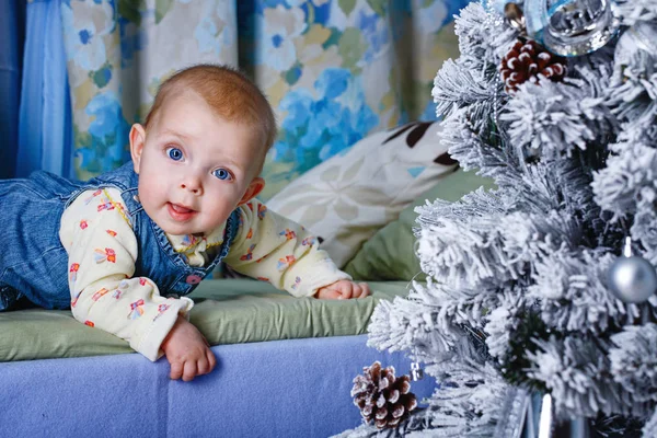 Pelirroja Nena Con Ojos Azules Encuentra Cerca Árbol Navidad —  Fotos de Stock