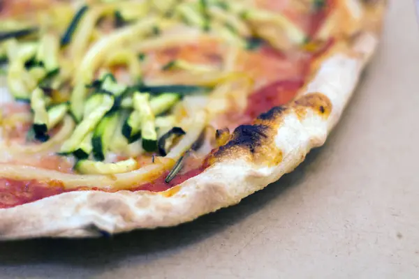 Close Uma Pizza Saborosa Com Abobrinha Batatas — Fotografia de Stock